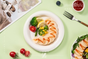 鱼、蔬菜、沙拉和酱汁的白盘子上的餐食照片