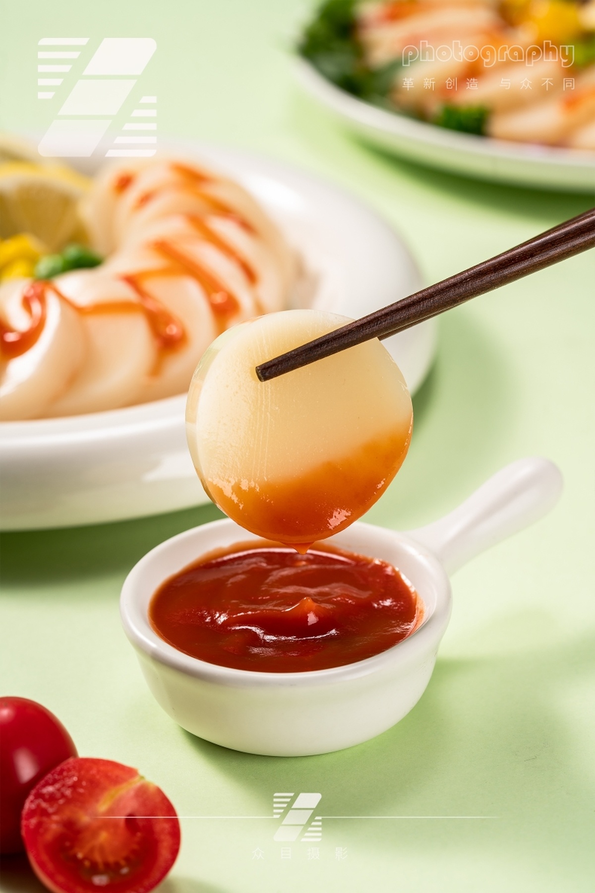 一个小碗中有一个蛋 上面放着番茄酱 背景是一份食物。