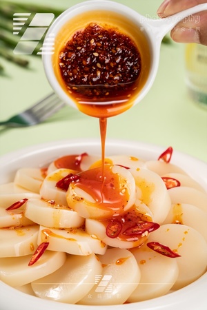 一个碗里装着切好的煮鸡蛋 油、蜂蜜和酱汁。