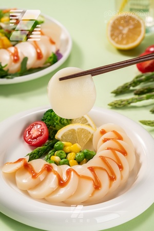 一盘食物 放在白盘子上 用筷子夹着