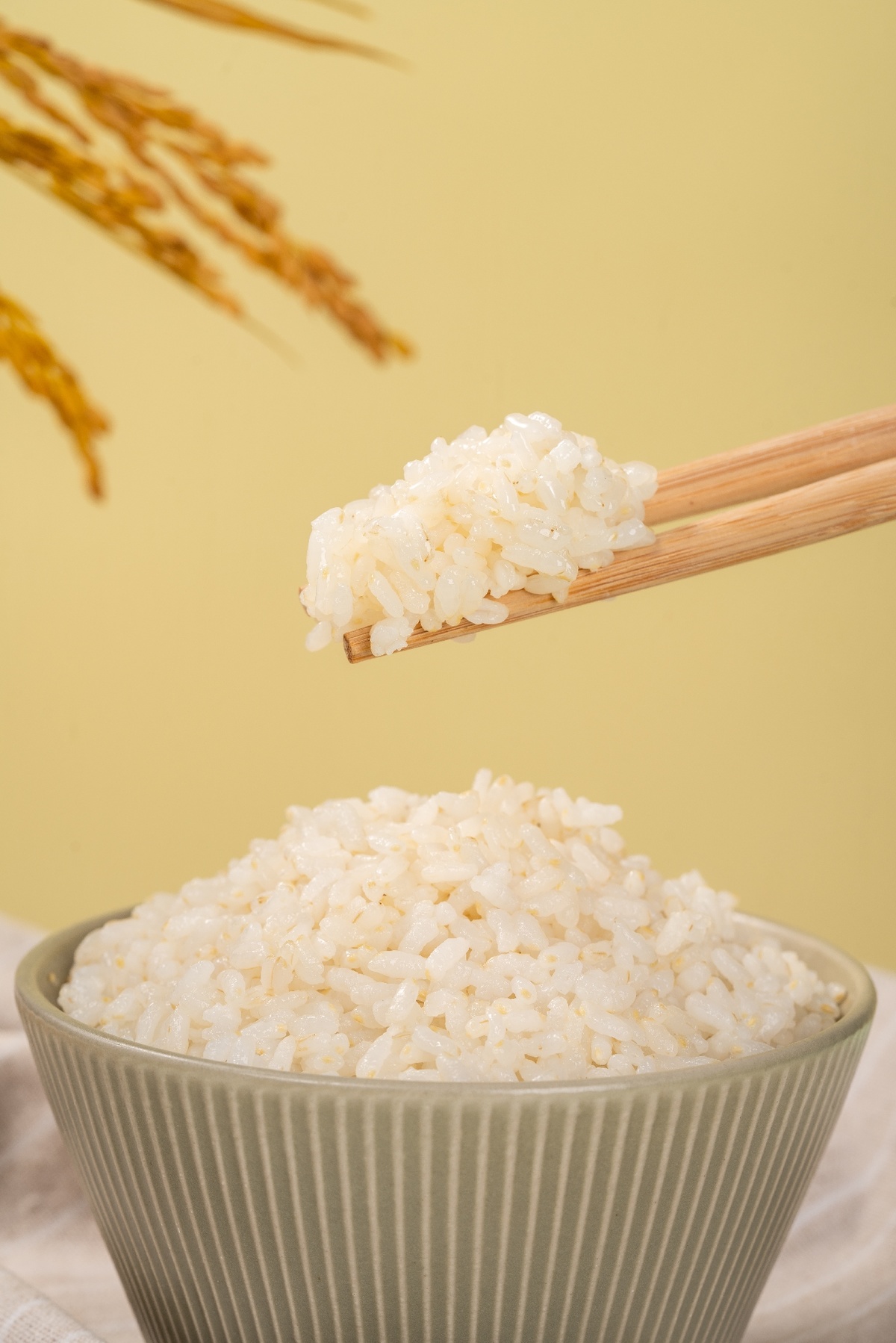 碗里用筷子夹着米饭