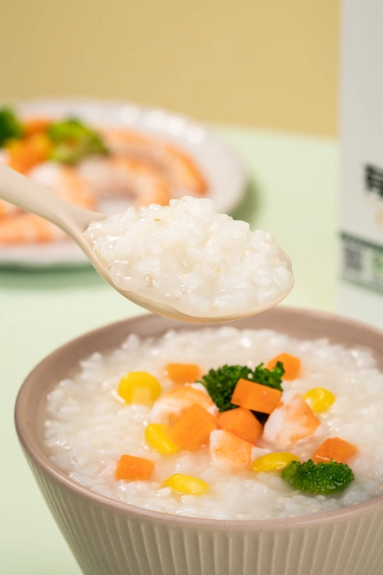 一小碗米饭和蔬菜 用勺子吃