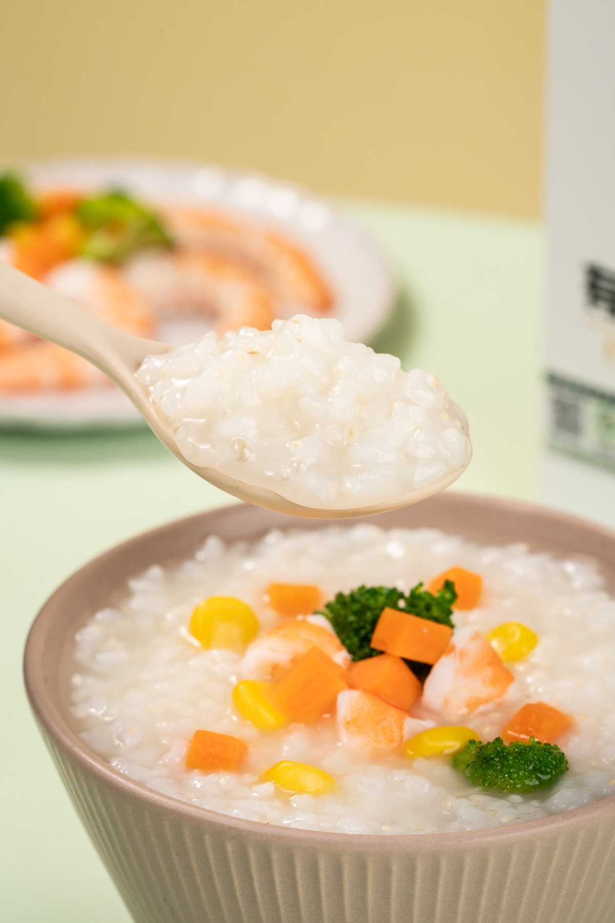 一小碗米饭和蔬菜 用勺子吃