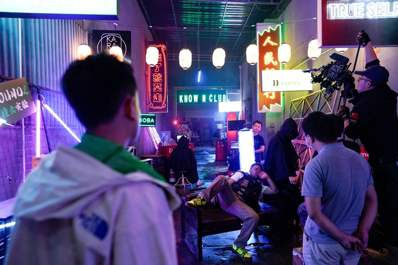 一群人在一个光线昏暗的房间里站着