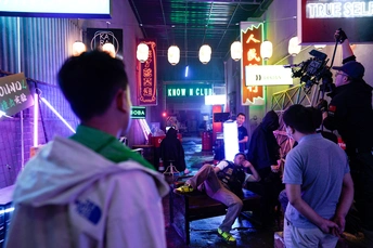 一群人在一个光线昏暗的房间里站着