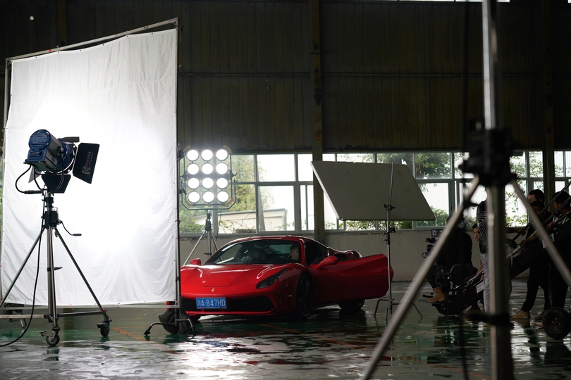 一辆红色的跑车正在车库里进行维修。