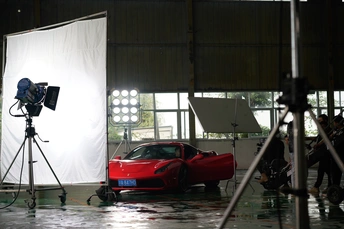 一辆红色的跑车正在车库里进行维修。