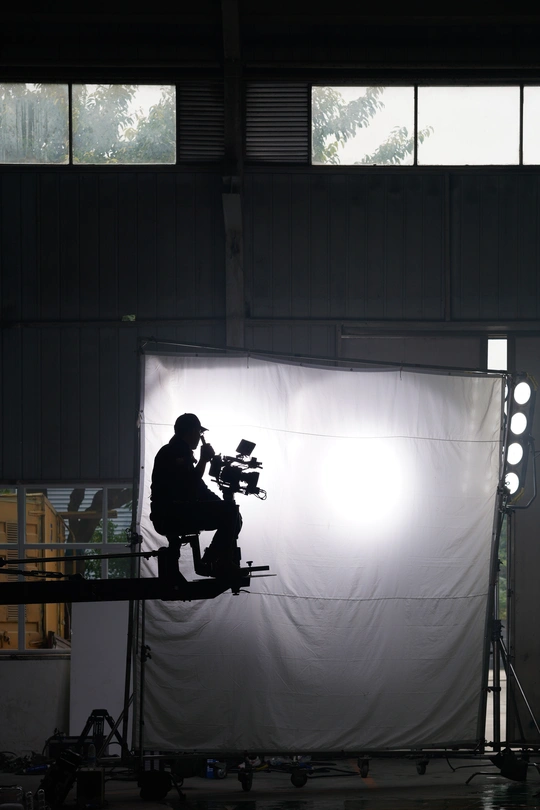 一个人在滑板上 带着相机在拍一个场景