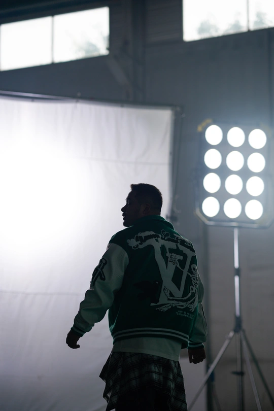 站在由聚光灯照亮的舞台前的一个男人