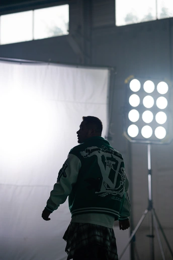 站在由聚光灯照亮的舞台前的一个男人