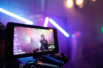 带有灯光的房间图片 屏幕上有一台带有视频的相机