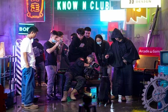 夜晚站在街上的群众