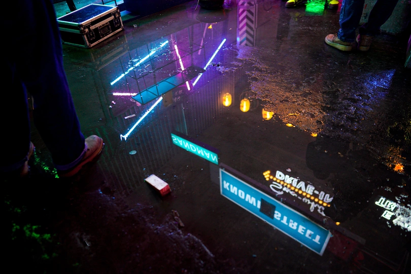 站在湿漉漉的街道上的人