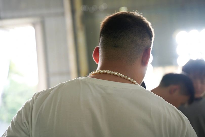 一位穿着白色衬衫的男子正在看他的手机