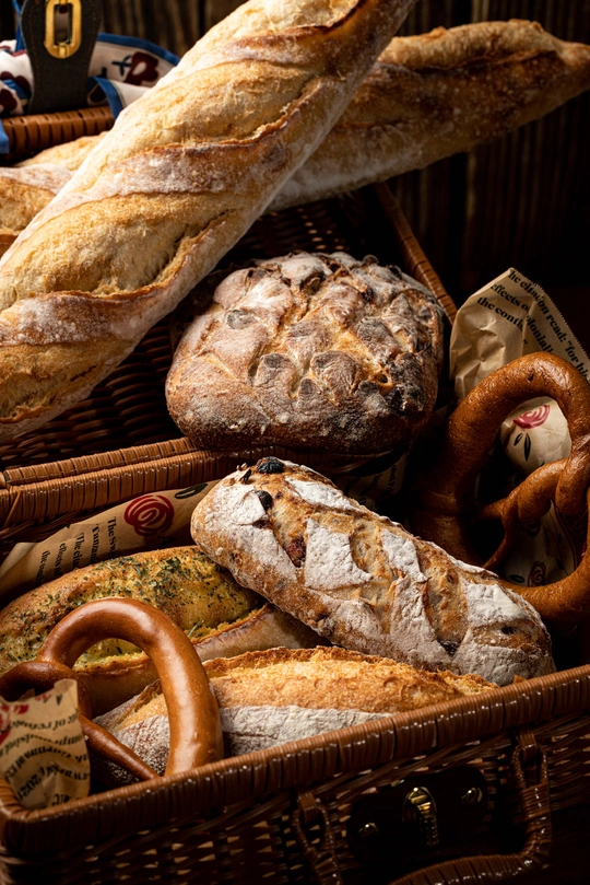 一个装满面包的篮子