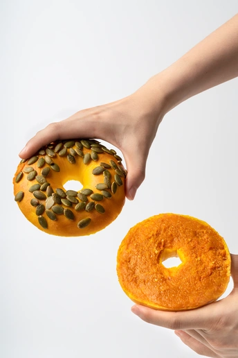 一个人手里拿着一颗甜甜圈