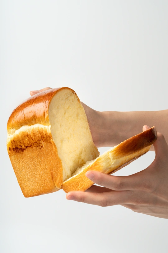 一个人手里拿着一根面包