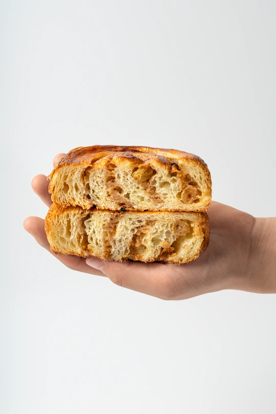 一个人手里拿着一根面包