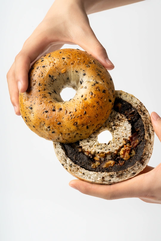 一个人拿着有籽的贝果