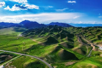 绿色山峦和蓝色山峦的美丽景色