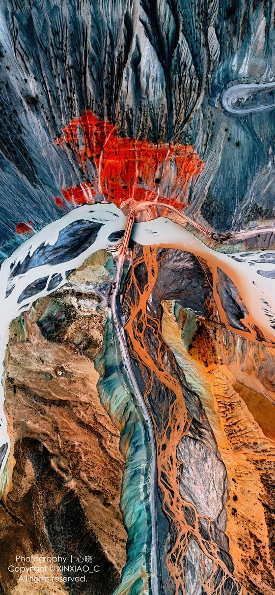 山脉中的河流 aerial image