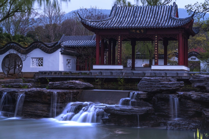 春雨成瀑