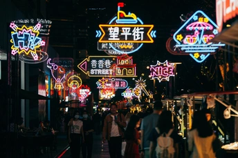 夜晚的城市 许多人走在街上 点亮了标志