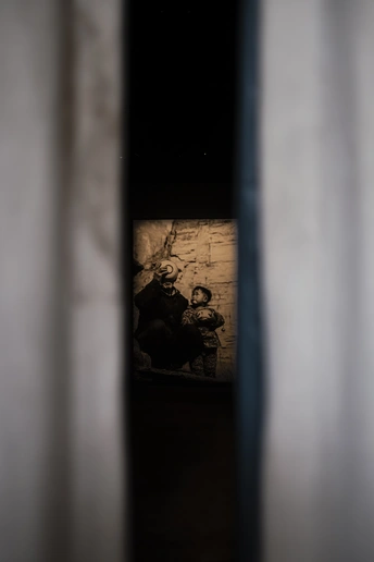 一个黑暗的房间 墙上有一个男人