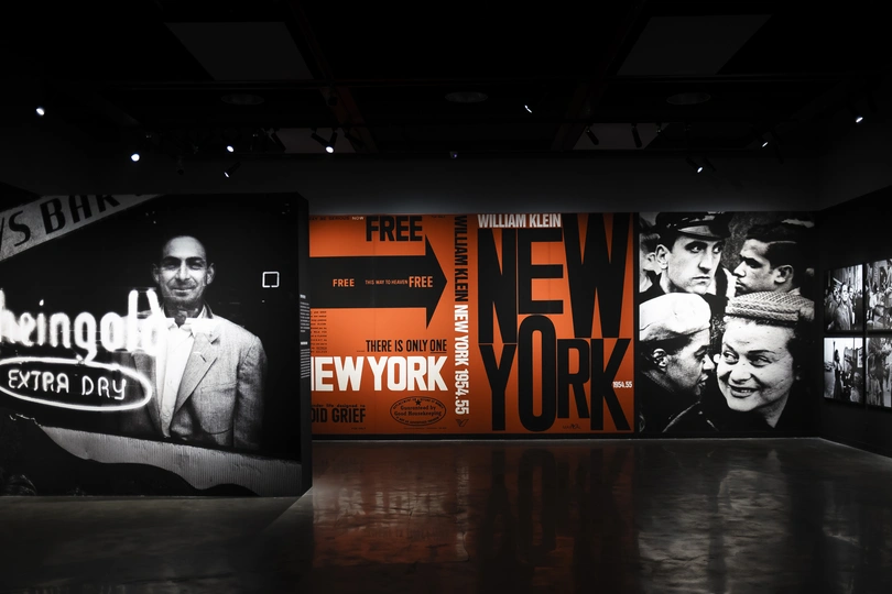 一个黑白房间 墙上有一幅大海报