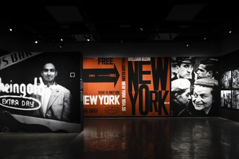 一个黑白房间 墙上有一幅大海报