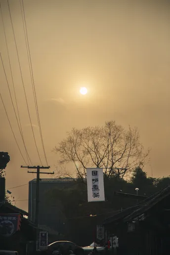 天空中的小城镇上 太阳正在落下。