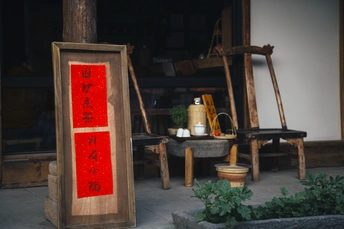 一张木制的画架 旁边坐着一把木制的椅子。