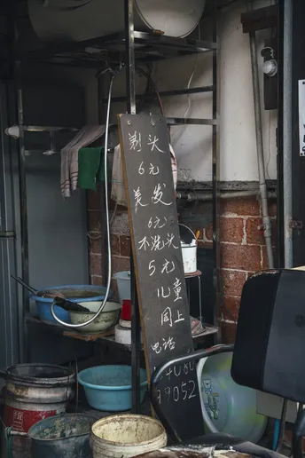 一个带有桌椅、锅碗瓢盆的房间