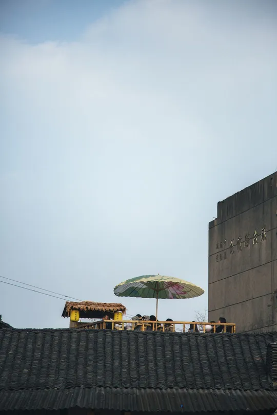 一把大伞坐在建筑物顶部