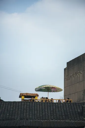一把大伞坐在建筑物顶部