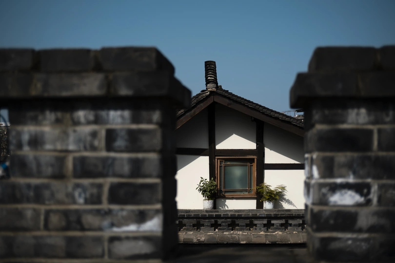 建筑物的墙壁上有一个小窗口