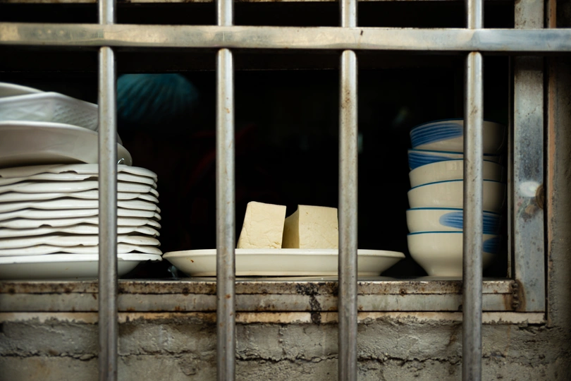 吧台后面有盘子、碗和杯子。