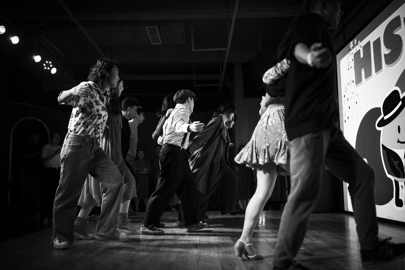 一张黑白照片 人们正在舞台上跳舞。