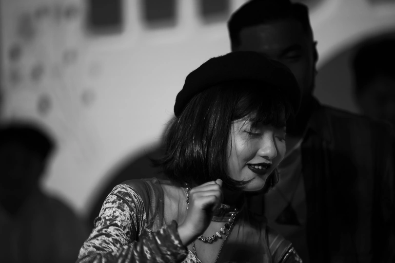 一个戴帽子的人在打电话 当一个男子走过时