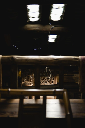 一个夜晚的黑暗房间 有木质长凳和桌子