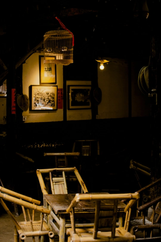 一组木椅子坐在房间内部