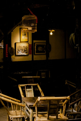 一组木椅子坐在房间内部