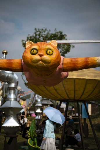 人群中的一尊猫雕像