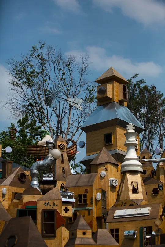 一群木质建筑 背景中有风车