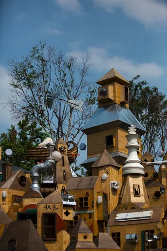 一群木质建筑 背景中有风车