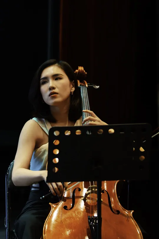 一位女子在舞台上演奏乐器