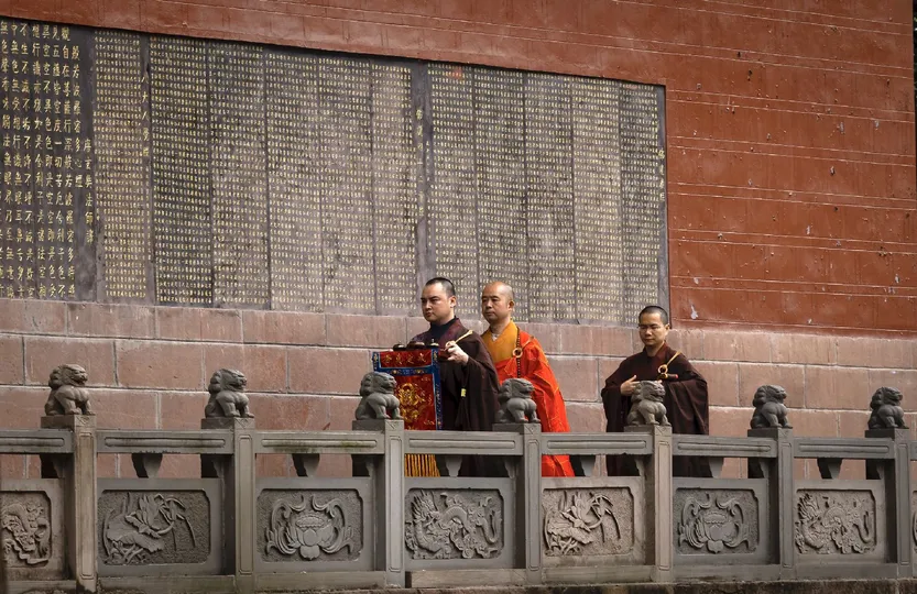 站在一座建筑前的大桥上 有一面水墙。