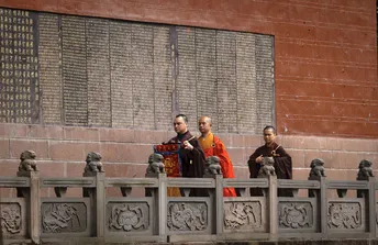 站在一座建筑前的大桥上 有一面水墙。