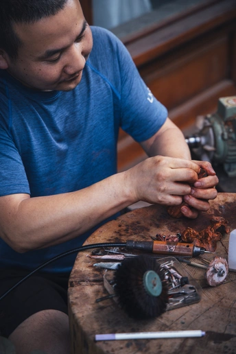 一个年轻人在工作室的桌子旁工作 正在修理工具。