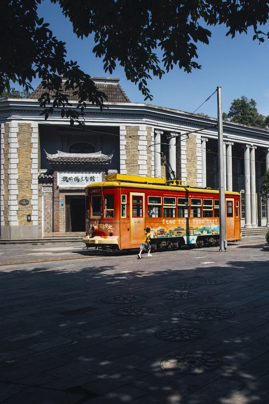黄色缆车停在老建筑前